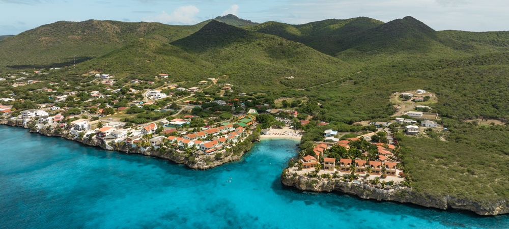 Insel Curaçao mit blaues Meer und grüner Natur